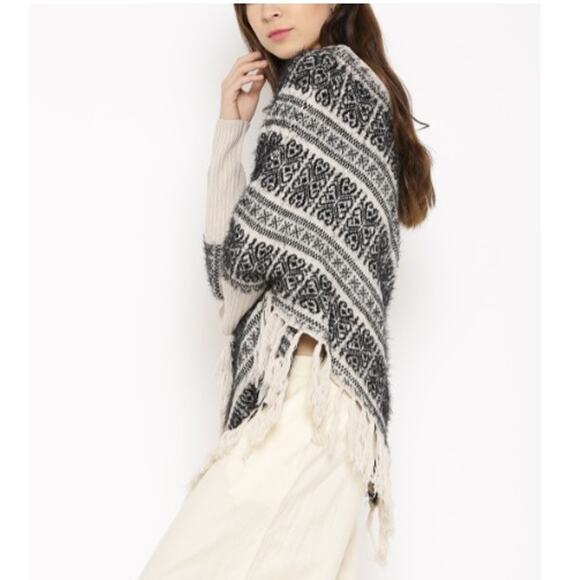 Say What? Shawl Sleeve Asymmetrical Fringes Ponchos Black & Off-White One Size - Picture 2 of 10